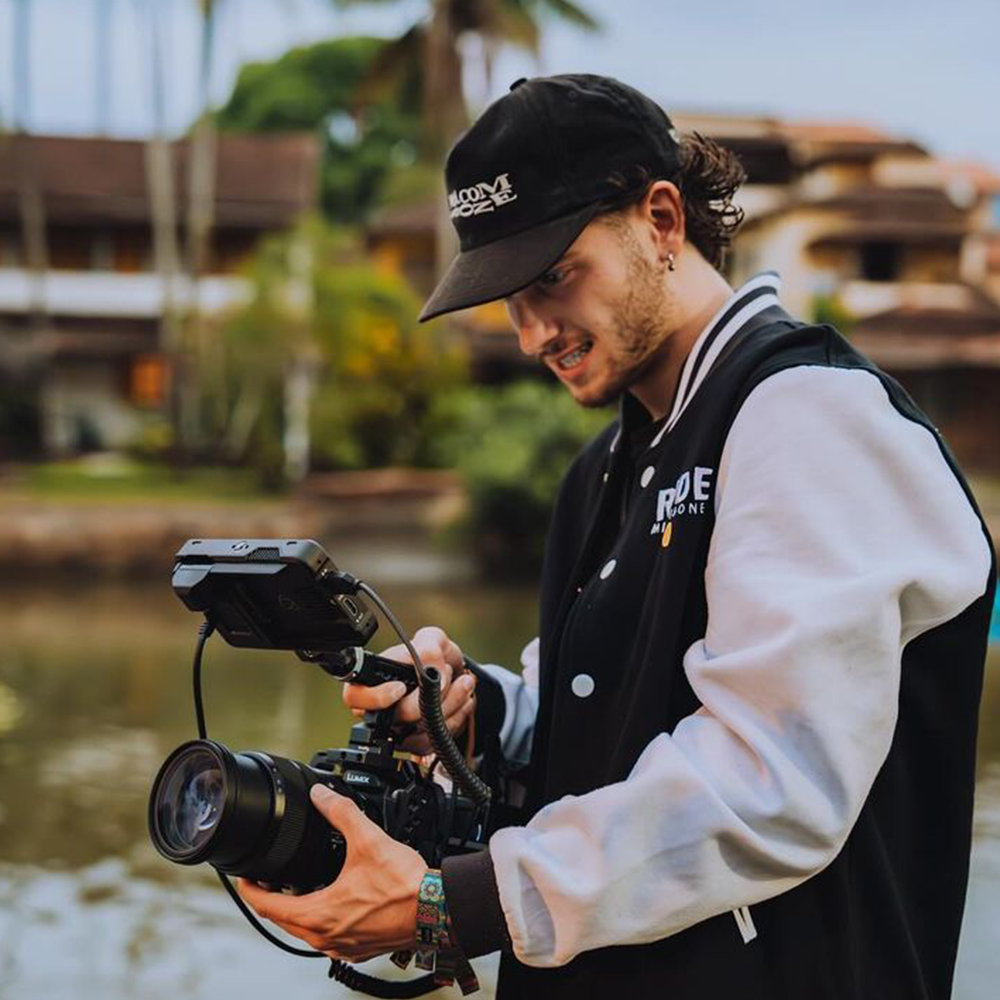 Alex Dussault en tournage, caméra à la main
